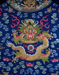 Um robe de dragão Kesi azul-terra bordado, detalhe de dragão